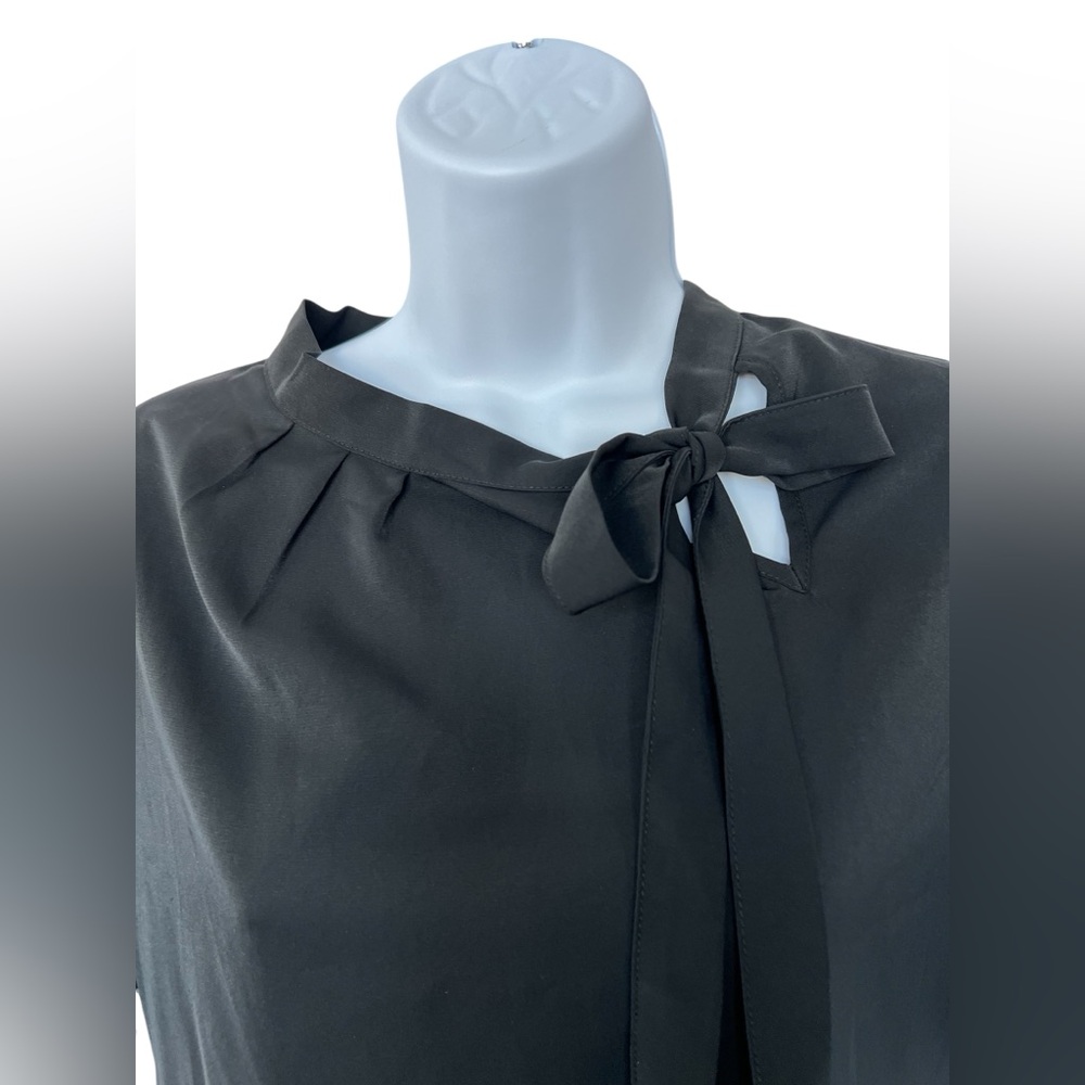 🆕 🖤 NWT ALLEGRA K Bow Tie Neck Ruffle Blouse | Charcoal Gray | Women’s Small - Picture 4 of 11